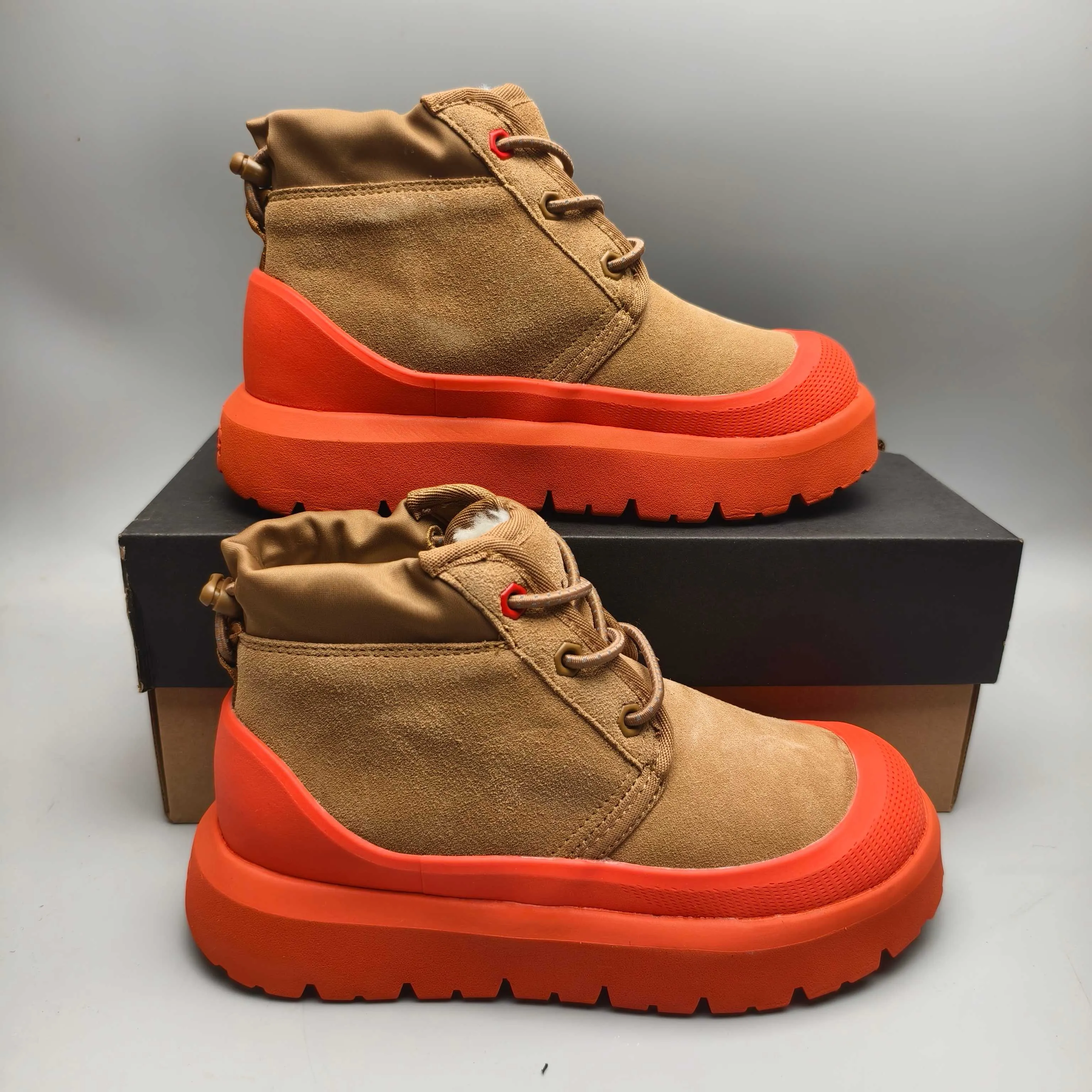 Couple model👫 💰560 UGG 3991 Tasman Weather Hybrid snow boots👢 Wang Yibo's same 👏 classic Tasman shoe model is added with a large orange sole, functional color contrast design, environmentally friendly waterproof and snowproof material, which is both fashionable and functional. At the same time, it is paired with the new UGG Keen furry color-blocking jacket. Bright orange and maroon collide to create a new light outdoor style and open up a new travel experience in early autumn! Using the best materials, the 17mm fur integrated surface is warmer and breathable, and the outsole is upgraded to a lightweight and wear-resistant light wing technology outsole!  Color: Black White Red Blue Light Gray Dark Gray Military Green Yellow Size: 35-46